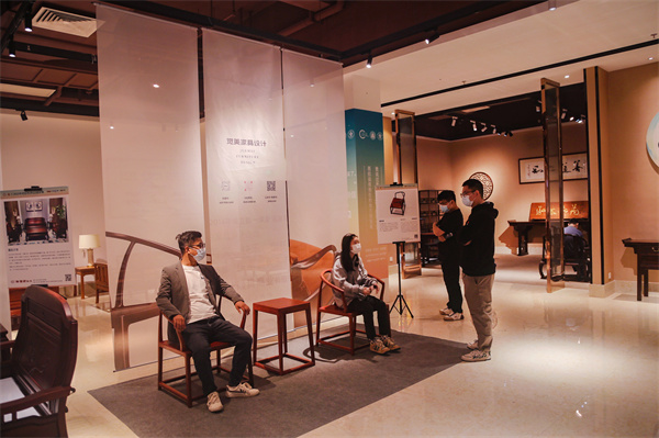 设计展上观众试坐家具 设计展上观众试坐家具