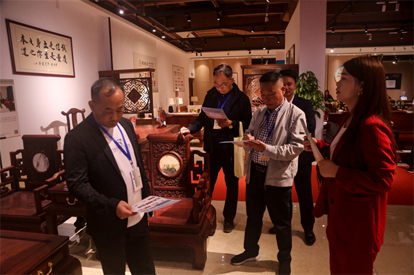 经销商代表在设计展现场为作品打分 经销商代表在设计展现场为作品打分