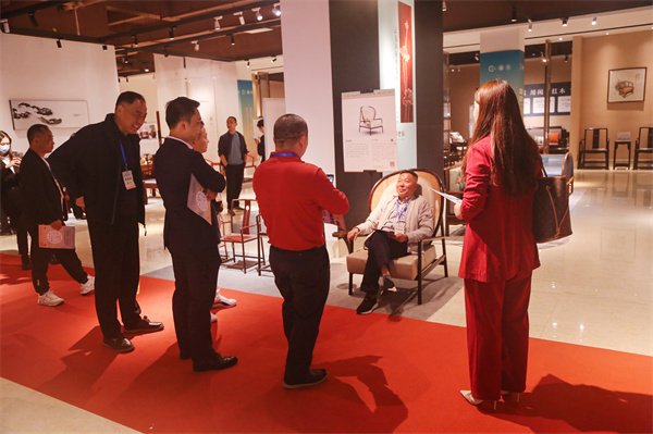 经销商代表在设计展现场为作品打分 经销商代表在设计展现场为作品打分