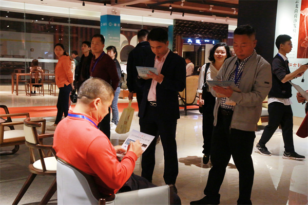 经销商代表在设计展现场为作品打分 经销商代表在设计展现场为作品打分