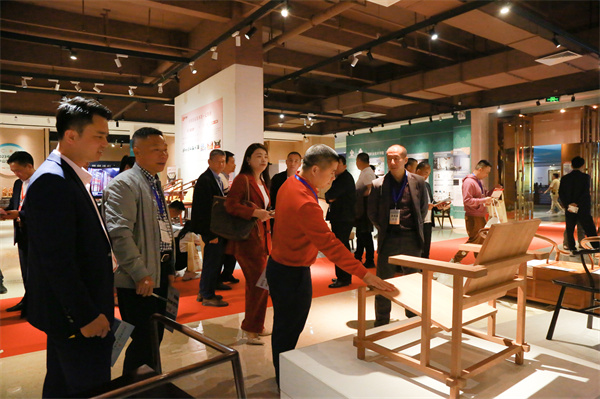 经销商代表在设计展现场为作品打分 经销商代表在设计展现场为作品打分