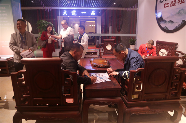 经销商代表在设计展现场为作品打分 经销商代表在设计展现场为作品打分