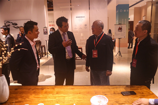 文化部原副部长、国家文物局原局长励小捷(右二),中国林产工业协会执行会长王满(左二)参观设计展 文化部原副部长、国家文物局原局长励小捷(右二),中国林产工业协会执行会长王满(左二)参观设计展