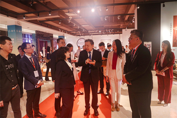 中国家具协会理事长徐祥楠,中国家具协会秘书长屠祺,中山市委常委刘美新等领导嘉宾参观设计展 中国家具协会理事长徐祥楠,中国家具协会秘书长屠祺,中山市委常委刘美新等领导嘉宾参观设计展