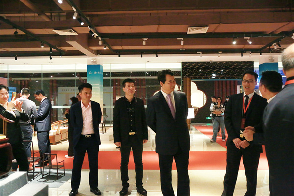 中国林产工业协会执行会长王满(右三)、中山市副市长周作德(右二)等领导嘉宾参观设计展 中国林产工业协会执行会长王满(右三)、中山市副市长周作德(右二)等领导嘉宾参观设计展