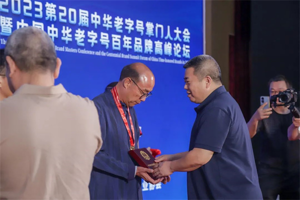 卓木王董事长杜承三先生荣获中华老字号“华夏工匠奖” 卓木王董事长杜承三先生荣获中华老字号“华夏工匠奖”