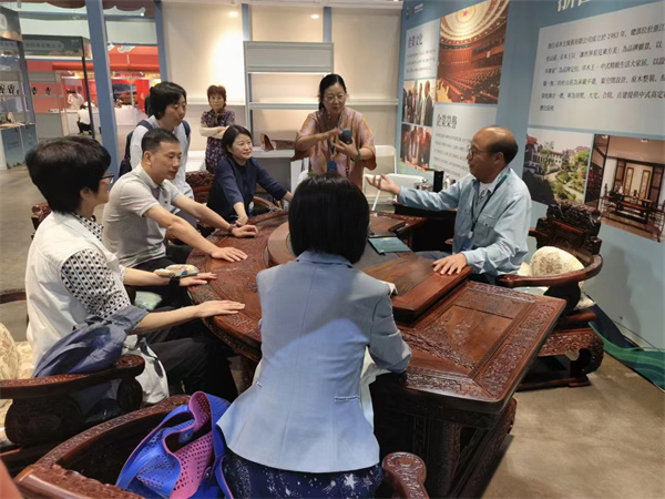 相关领导莅临卓木王展位参观指导,与杜承三亲切交谈 相关领导莅临卓木王展位参观指导,与杜承三亲切交谈