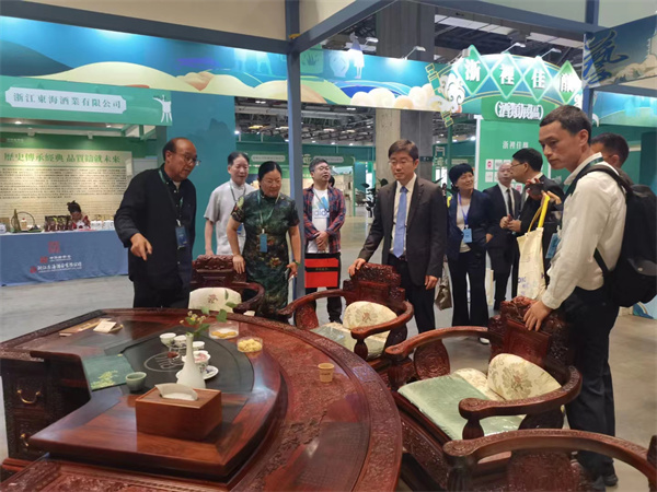 《中国梦富春山居和谐茶台》受到很多人的关注与观看 《中国梦富春山居和谐茶台》受到很多人的关注与观看