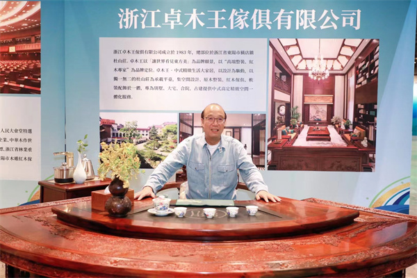 中国传统工艺大师、卓木王董事长杜承三携《中国梦富春山居和谐茶台》走进浙澳名优品展,并与参展领导、嘉宾合影 中国传统工艺大师、卓木王董事长杜承三携《中国梦富春山居和谐茶台》走进浙澳名优品展,并与参展领导、嘉宾合影