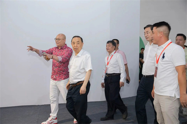 卓木王总裁杜长江先生为莅临展位的领导介绍参展产品 卓木王总裁杜长江先生为莅临展位的领导介绍参展产品