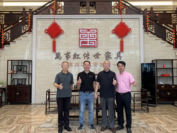 《红木家具通用技术条件》标准主要起草人曹新民、华南农业大学教授李凯夫等专家莅临万事红参观指导