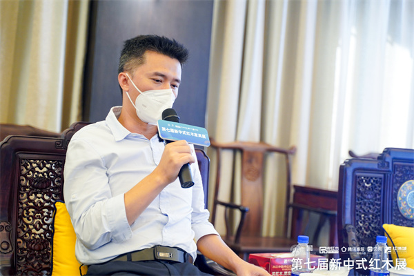 五邑大学研究生导师、广东省新中式家具设计工程技术研究中心主任陈振益参与论坛讨论 五邑大学研究生导师、广东省新中式家具设计工程技术研究中心主任陈振益参与论坛讨论
