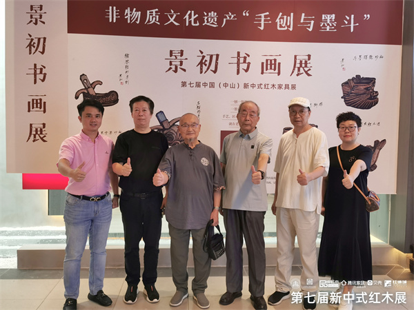 彭亮教授（右二）与与全联艺术红木家具专业委员会专家顾问胡景初（左三）、曹新民（右三）、郭琼（右一）、深圳家具开发研究院院长许柏鸣（左二）、全联艺术红木家具专业委员会执行会长林伟华（左一）在“景初书画展”前合影留念