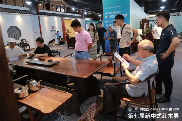 专家评审团代表走进云吉智造2023新中式红木展展位品鉴《盾派茶台》 专家评审团代表走进云吉智造2023新中式红木展展位品鉴《盾派茶台》