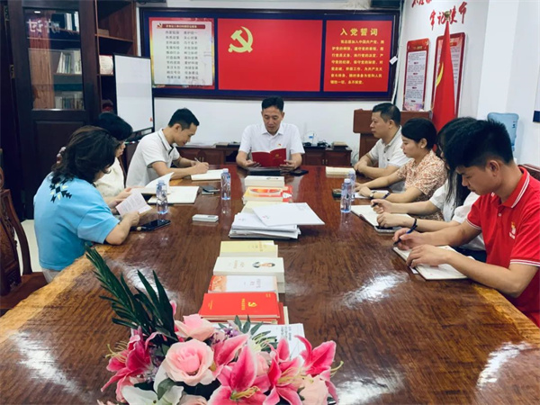 国方家居党支部书记陈新平带领党员开展安全生产学习