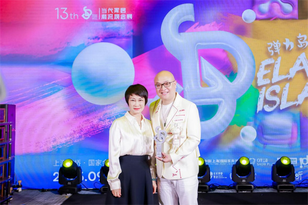 红星美凯龙联合创始人、红星美凯龙控股集团联席董事长车建芳为卓木王总裁杜长江颁奖 红星美凯龙联合创始人、红星美凯龙控股集团联席董事长车建芳为卓木王总裁杜长江颁奖