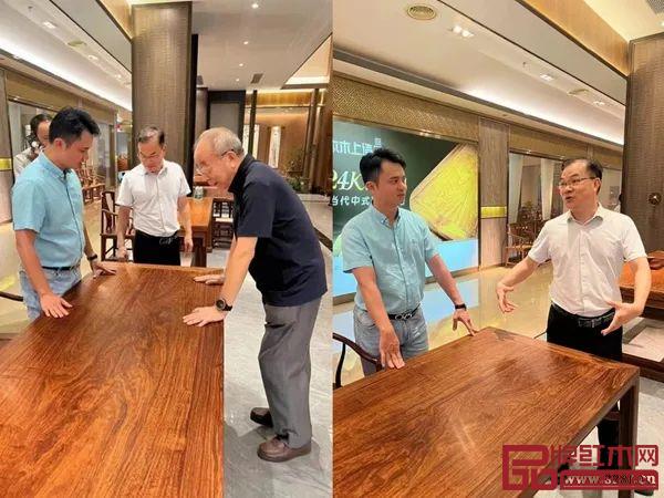 中山红木古典学会理事会一行与雄业家具董事长钟超雄交谈 中山红木古典学会理事会一行与雄业家具董事长钟超雄交谈