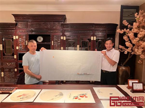 沙溪镇美术协会会长李锡桥现场为国方家居作画相赠 沙溪镇美术协会会长李锡桥现场为国方家居作画相赠