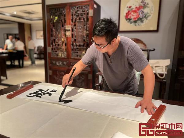 艺术家们在现场为现场观众施展才情 艺术家们在现场为现场观众施展才情