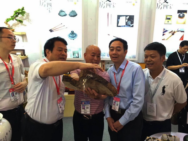 刘孝樟（右一）与江西省文化厅和旅游厅池红厅长（右二）在展会上交流