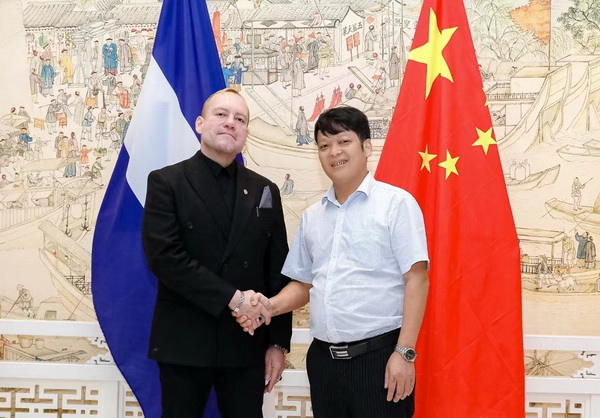 樟宝轩创始人刘孝樟作为中外友好与文化宣传大使（右）与萨尔瓦多共和国驻华大使阿尔瓦雷斯先生（左）合影