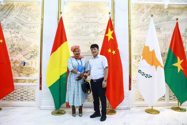 刘孝樟作为中外友好与文化宣传大使（右）与几内亚共和国驻华大使阿米纳塔.科伊塔女士（左）合影