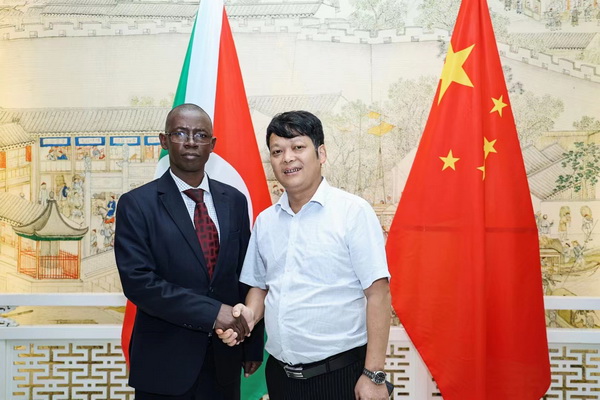 刘孝樟作为中外友好与文化宣传大使（右）与布隆迪共和国驻华大使特雷斯弗尔.伊拉姆博纳先生（左）合影
