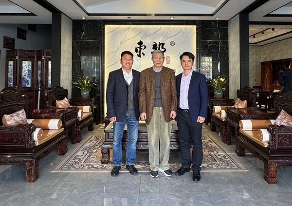  全联艺术红木家具专业委员会专家顾问、故宫博物院文保科技部原主任曹静楼（左）、全联艺术红木家具专业委员会执行会长，品牌红木CEO林伟华（右）、东邦红木董事长陈杭峰（中）在东邦红木展厅合影