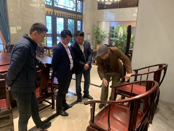 曹静楼老师参观东邦红木展厅，并对东邦红木家具进行了品鉴和指导