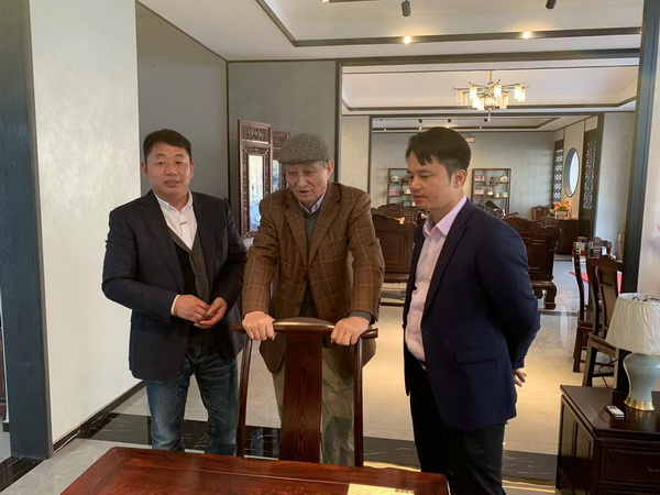 曹静楼老师参观东邦红木展厅，并对东邦红木家具进行了品鉴和指导