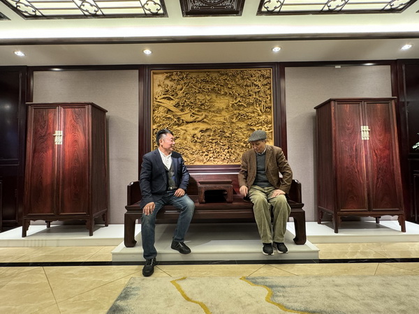 曹静楼老师对于东邦红木推出的微凹黄檀精品家具给予高度评价