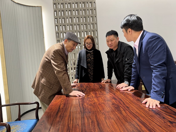故宫博物院文保科技部原主任曹静楼(左一)高度认可鼎顺红木的产品 故宫博物院文保科技部原主任曹静楼(左一)高度认可鼎顺红木的产品