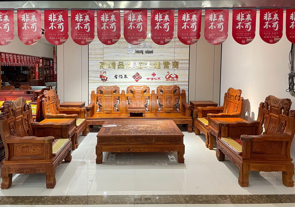 老王红木入驻了年年红、李忠信红木、古佰年等众多一线红木品牌，产品风格多样、款式齐全