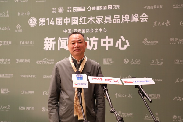 荣鼎轩董事长徐荣桃大会现场接受主流媒体的采访 荣鼎轩董事长徐荣桃大会现场接受主流媒体的采访