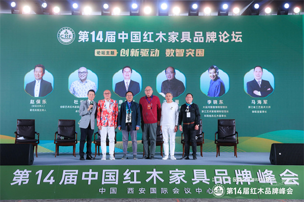 卓木王总裁杜长江(左二)与一众论坛嘉宾合影留念 卓木王总裁杜长江(左二)与一众论坛嘉宾合影留念
