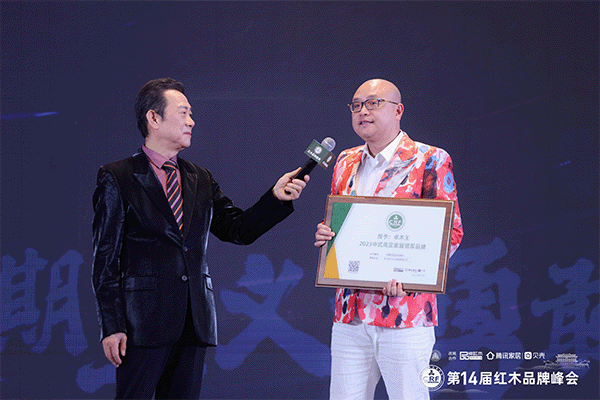 卓木王总裁杜长江在台上接受央视主持人赵保乐的采访 卓木王总裁杜长江在台上接受央视主持人赵保乐的采访
