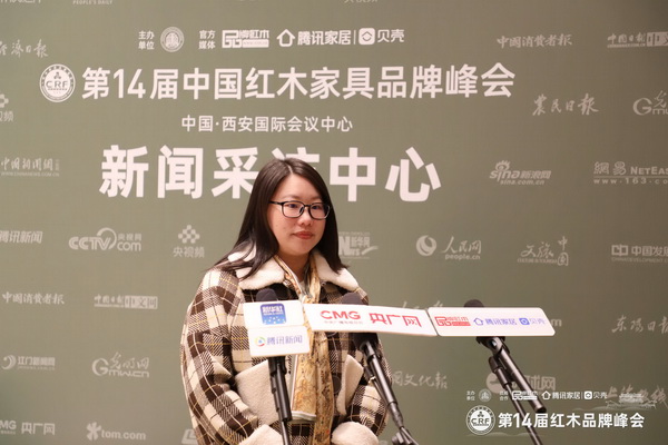 载誉归来！红博城策划部经理甘晓丹在第14届红木品牌峰会现场接受媒体采访