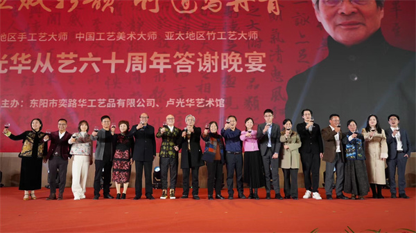 亚太地区手工艺大师卢光华大师正式收卓木王总裁杜长江为关门弟子 亚太地区手工艺大师卢光华大师正式收卓木王总裁杜长江为关门弟子