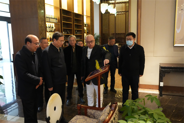 卓木王总裁杜长江向东阳市市委书记楼琅坚介绍卓木王献礼建党100周年长江舰舱室复原项目