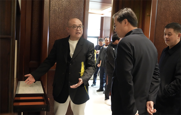 卓木王总裁杜长江向东阳市市委书记楼琅坚介绍微醺会所