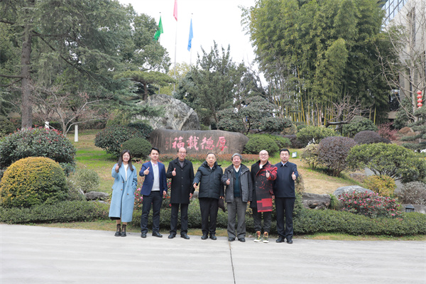 国家人社部原副部长杨志明（右四）、世界博物馆协会亚太联盟原主席张柏（右三）、品牌红木CEO林伟华（左二）莅临卓木王参观并与卓木王董事长杜承三（左三）、总裁杜长江（右二）合影留念