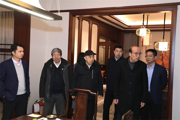 世界博物馆协会亚太联盟原主席张柏（左二）参观卓木王展厅