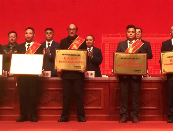 卓木王董事长 杜承三(中) 卓木王董事长 杜承三(中)