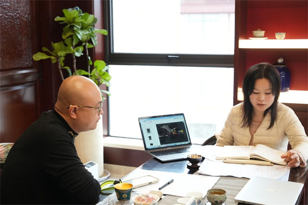 卓木王总裁杜长江(左)中国美术学院国艺城市设计艺术研究院副院长曹晓清(右) 卓木王总裁杜长江(左)中国美术学院国艺城市设计艺术研究院副院长曹晓清(右)