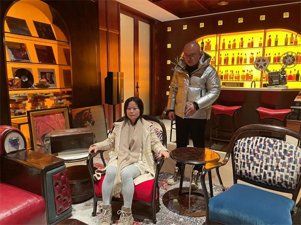 中国美术学院国艺城市设计艺术研究院副院长曹晓清(左)卓木王总裁杜长江(右) 中国美术学院国艺城市设计艺术研究院副院长曹晓清(左)卓木王总裁杜长江(右)