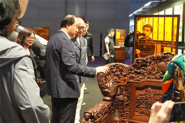 卓木王总裁杜长江为到场嘉宾介绍《中国梦富春山居和谐宝座》