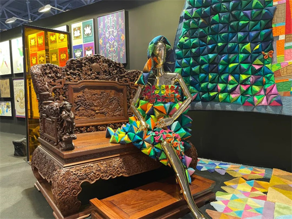 卓木王参展作品《中国梦富春山居和谐宝座》 卓木王参展作品《中国梦富春山居和谐宝座》