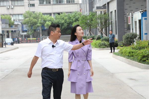 全国工商联艺术红木家具专业委员会主席团主席、浙江省工艺美术大师、李忠信红木董事长李忠信(左)给主持人介绍专属工业园区 全国工商联艺术红木家具专业委员会主席团主席、浙江省工艺美术大师、李忠信红木董事长李忠信(左)给主持人介绍专属工业园区