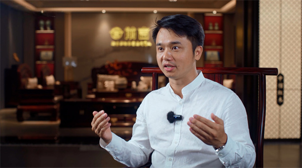全国工商联艺术红木家具专业委员会执行会长、《大国匠心&大国工厂》栏目策划人、品牌红木CEO林伟华 全国工商联艺术红木家具专业委员会执行会长、《大国匠心&大国工厂》栏目策划人、品牌红木CEO林伟华