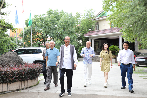 《大国工厂》栏目专家与央视主持人一起参观卓木王杜山庄 《大国工厂》栏目专家与央视主持人一起参观卓木王杜山庄